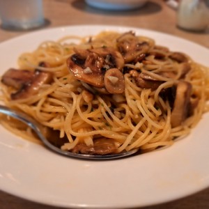 Spaghetti aglio, olio e funghi 