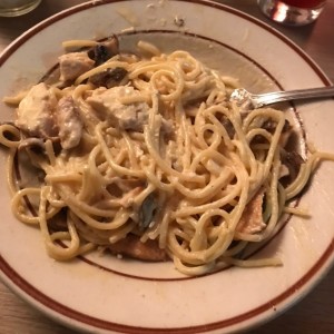 Spaghetti con pollo en salsa alfredo