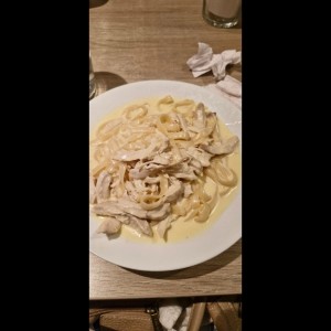 Pastas Especialidades - Fettucine Pollo Alfredo