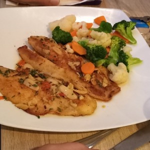 filete de pescado con vegetales cocidos