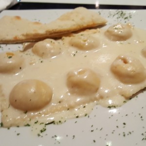 ravioli de pollo en salsa blanca