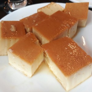 Mini porciones de flan asado