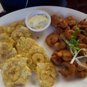 Camarones Apanados con Patacones