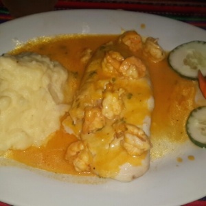 Corvina en salsa de camarones