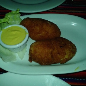 Yuca rellena de camarones