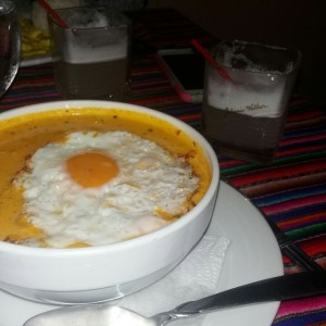 Chupe de camarones con pisco sour