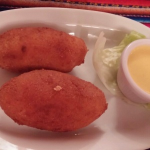 Yuca rellena de camarones