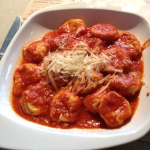 Tortellini de Tres Quesos con Salsa Roja 