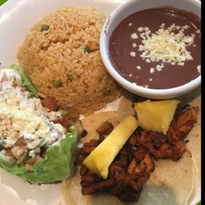 Tacos de Pastor, ensalada, frijoles y arroz 