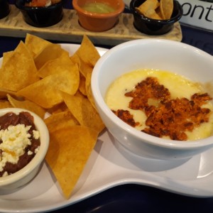 Queso fundido con chorizo 