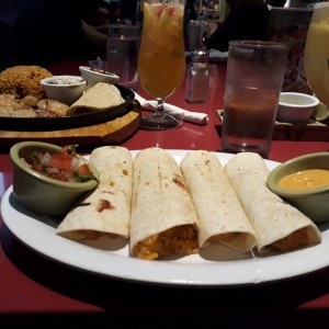 burrito vegetariano y camarones a la diabla al fondo ?