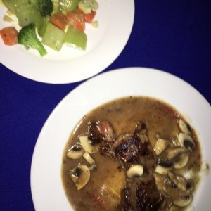 filete mignon con vegetales salteados