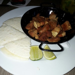 Chicharroncitos de puerco y arepas