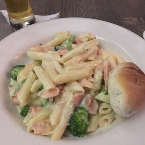 penne con salsa de salmon ahumado y brocoli 