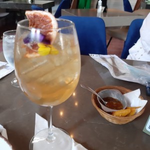 lleva espumante, licor de mango y amaretto