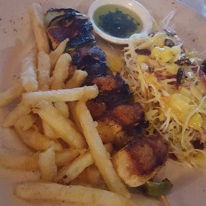 brocheta de pollo con papas fritas