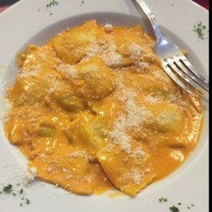 ravioli queso en salsa rosada