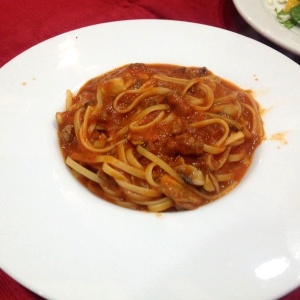 Pasta con tiras de carne y hongos