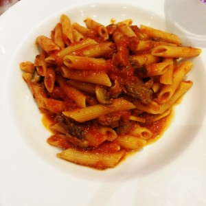 Pasta con filete y hongos