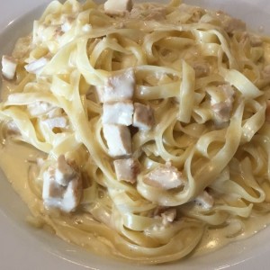 Fetuccini Alfredo con pollo 