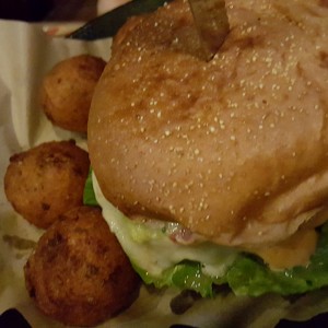 guajaca burguer con perlitas de yuca