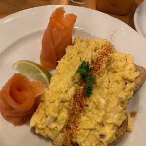 huevos con salmon