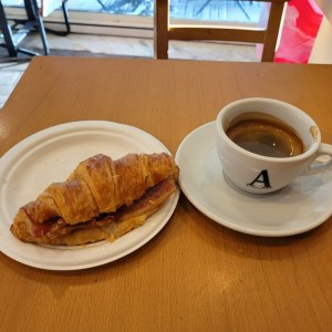 Croissant con orden de Tocino y Expresso 