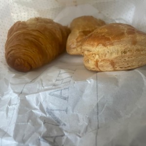 Croissant y Empanadas de Carne