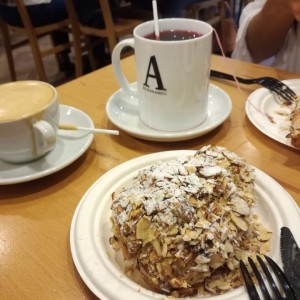 Cappuccino, te de frutos rojos con mango y croissant de almendras y crema pastelera.