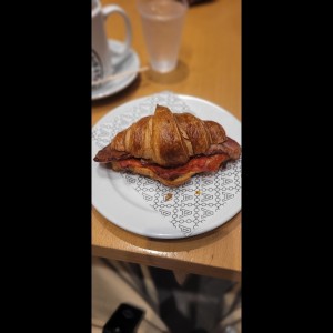 Croissant relleno de jamón y queso y extra tocino 