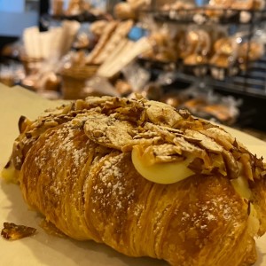 Croissant Relleno de Cremas y Almendra Fileteada