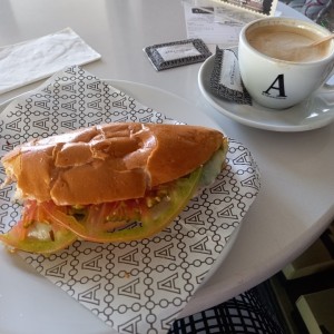 Pernil mozzarella sandwich y capuccino