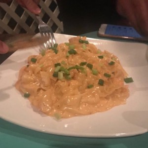 fettuccine de pollo y langostinos en salsa rosada