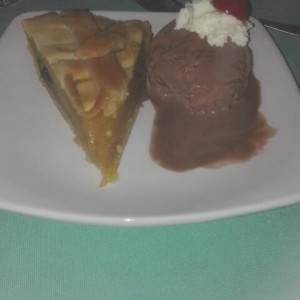 Pie de manzana con helado de chocolate