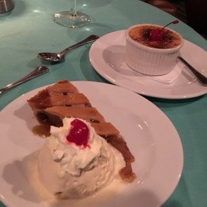 Creme Brulee y pie de manzana con helado