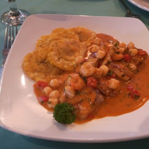 Cobia en salsa de mariscos con patacones