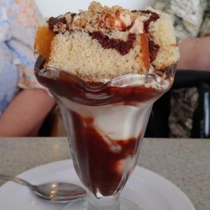 No me Olvides (Helado de Vainilla, Dulce y Salsa de Chocolate)