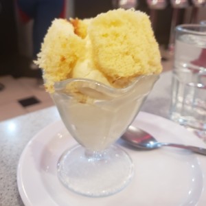 HELADO DE VAINILLA CON BIZCOCHO