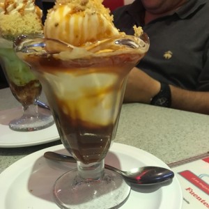 Sundae de caramelo sin crema