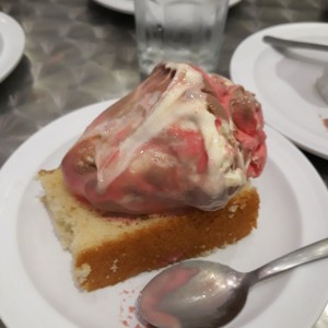 Biscocho de Vainilla y Helado Napolitano