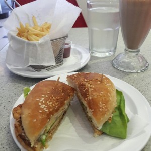 hamburguesa de pechuga de pollo y malteada de chocolate