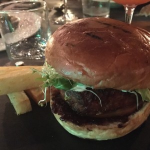 Hamburguesa CBP, Tres tipos de Carne, tomate, mermelada de cebolla, queso azul, ensalada de arugula, alfalfa y brotes de radish