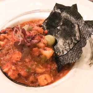 Pulpo cocido en sofrito criollo con crujiente de yuca