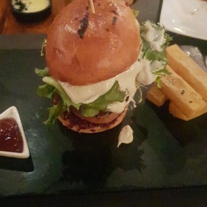 Hamburguesa CBP, Tres tipos de Carne, tomate, mermelada de cebolla, queso azul, ensalada de arugula, alfalfa y brotes de radish