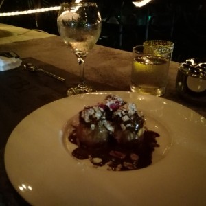 Profiteroles con helado de almendra y ganache de chocolate