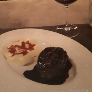 Filet de mignon, raviolis de queso manchego y salsa de parmesano