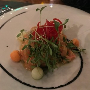 Ceviche de Corvina, perlas de Manzana y crocante de Camote