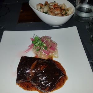 Angus short ribs, con rub de cafe y caramelizada con miel  y kimchee, con mac&cheese,