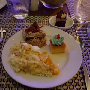 tres leches, flan y dulce de chocolate del buffet de postres