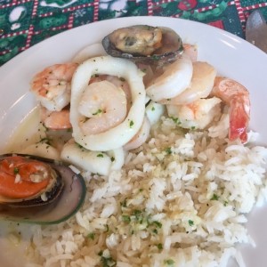 mariscos al oleo con arroz blanco